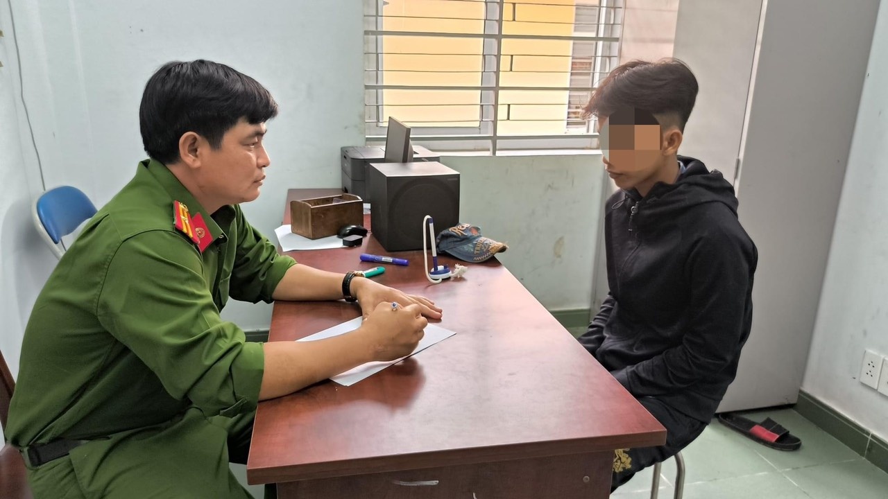 Bat giu 2 thieu nien trom xe may hinh anh