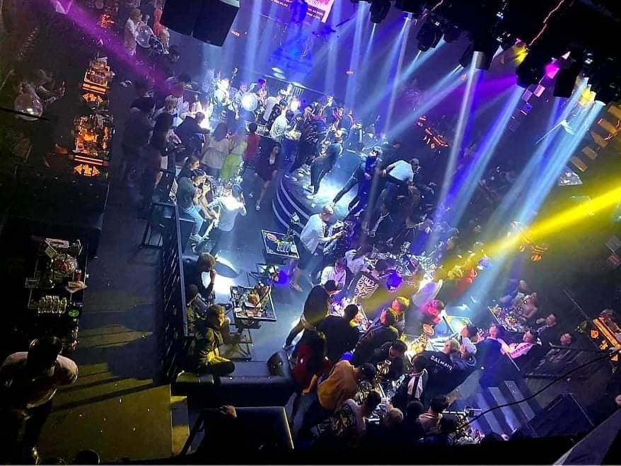 Quan ly karaoke Blue Bar to chuc cho khach bay lac hinh anh