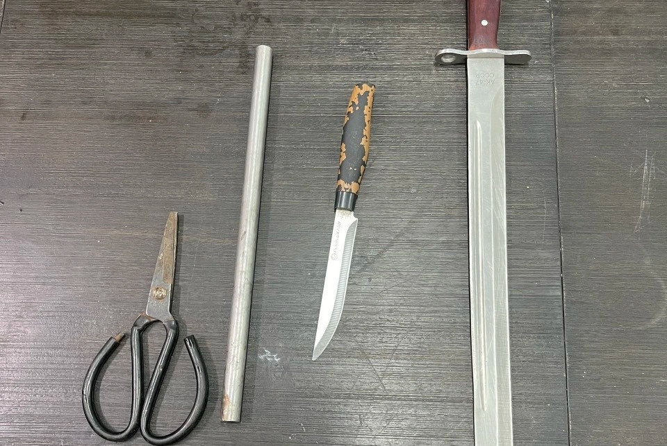 Bi tat dau xe, nam thanh nien goi ban di danh nguoi phu nu hinh anh