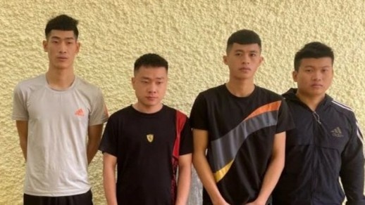 Nhom thanh nien vao nha tro, bat giu nguoi do khong doi duoc no hinh anh