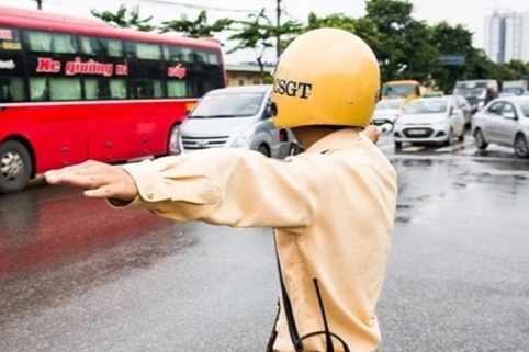 Mao danh CSGT o TP.HCM goi dien thoai thong bao phat nguoi de lua dao hinh anh