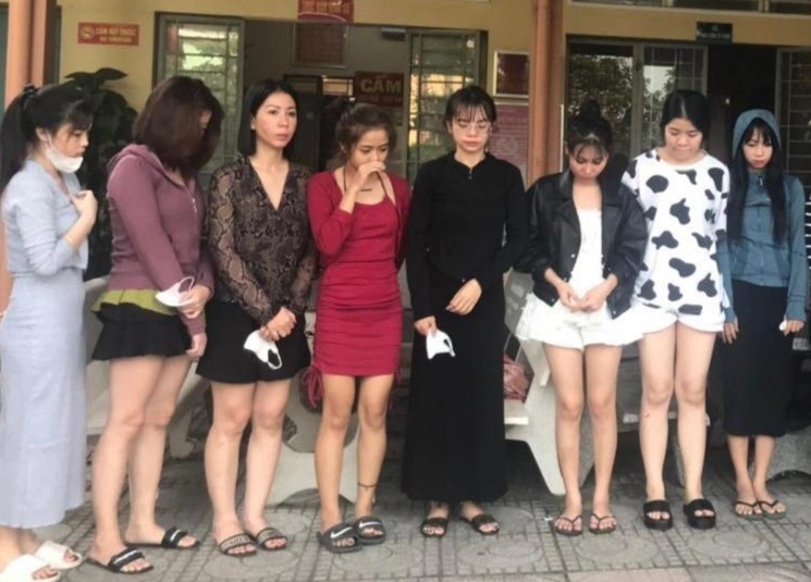 Bi mat trong quan karaoke o TP Thu Duc treo bang thong bao dong cua hinh anh