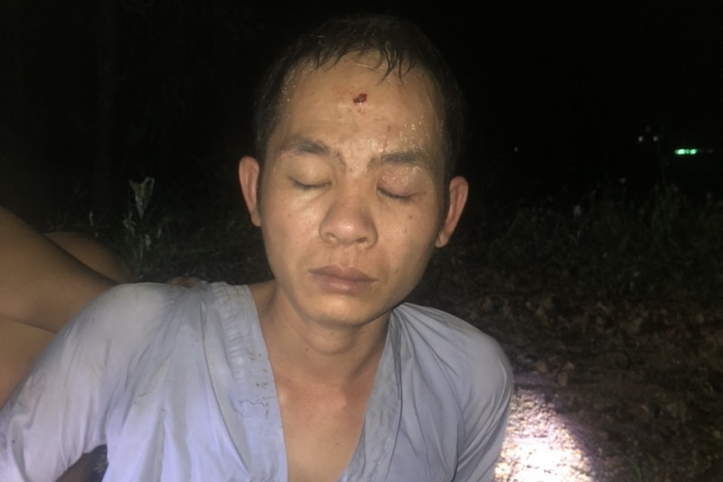 Tam giu nguoi dan ong om tui nhan vang hinh anh