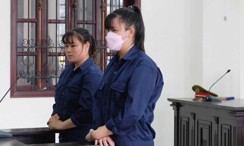 Hai thieu nu lam nhuc hang xom bang anh nhay cam hinh anh