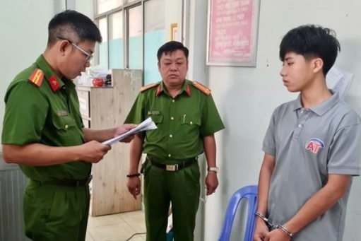 Bat giam nhan vien quan banh my chao dam dong nghiep hinh anh