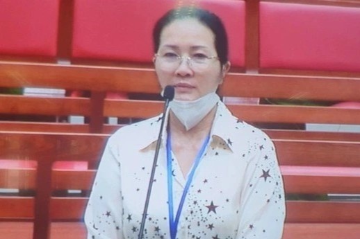 Nu giam doc tieu huy so sach sau khi nghe tin ong trum bi bat hinh anh