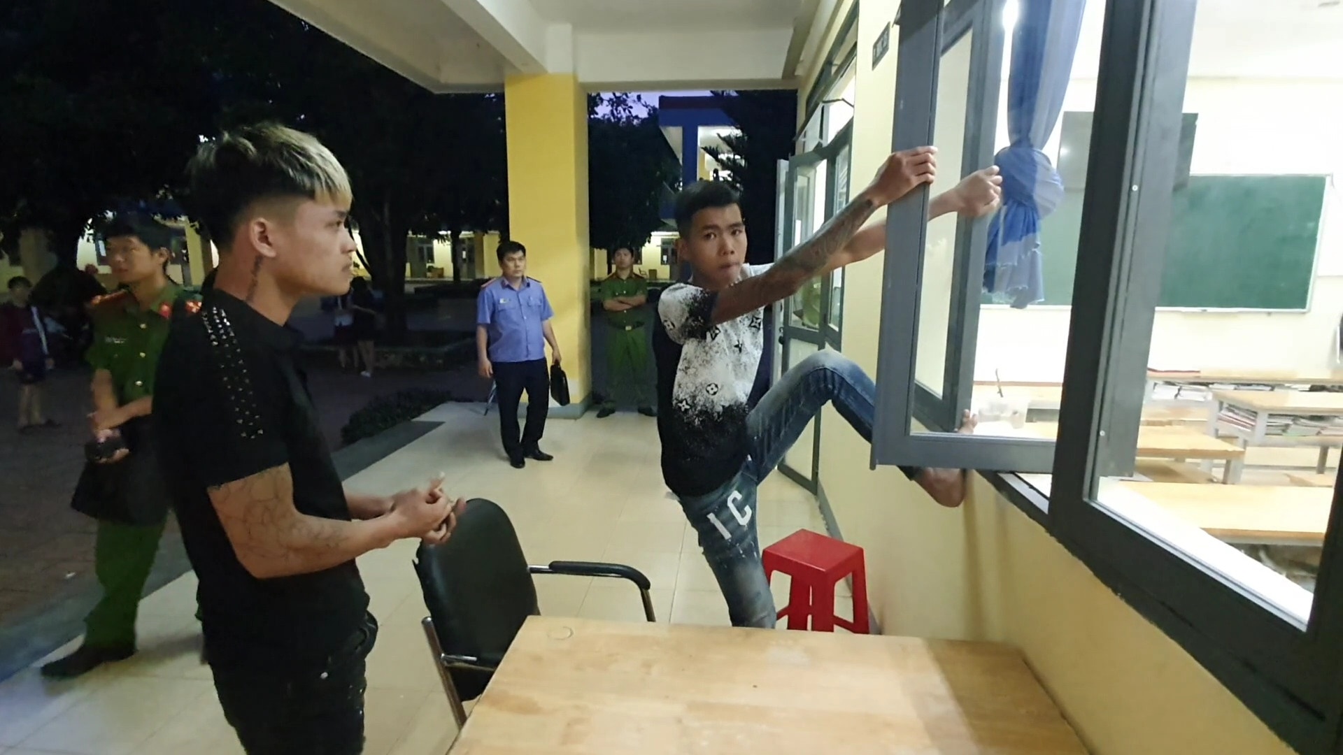 Bit mat dot nhap vao truong hoc trom cap may tinh hinh anh