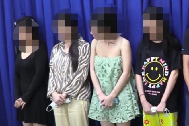 Nhom thanh nien thue can ho chung cu lam noi bay lac hinh anh