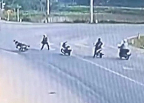 Mau thuan tren duong, thanh nien cam gach nem doi thu hinh anh