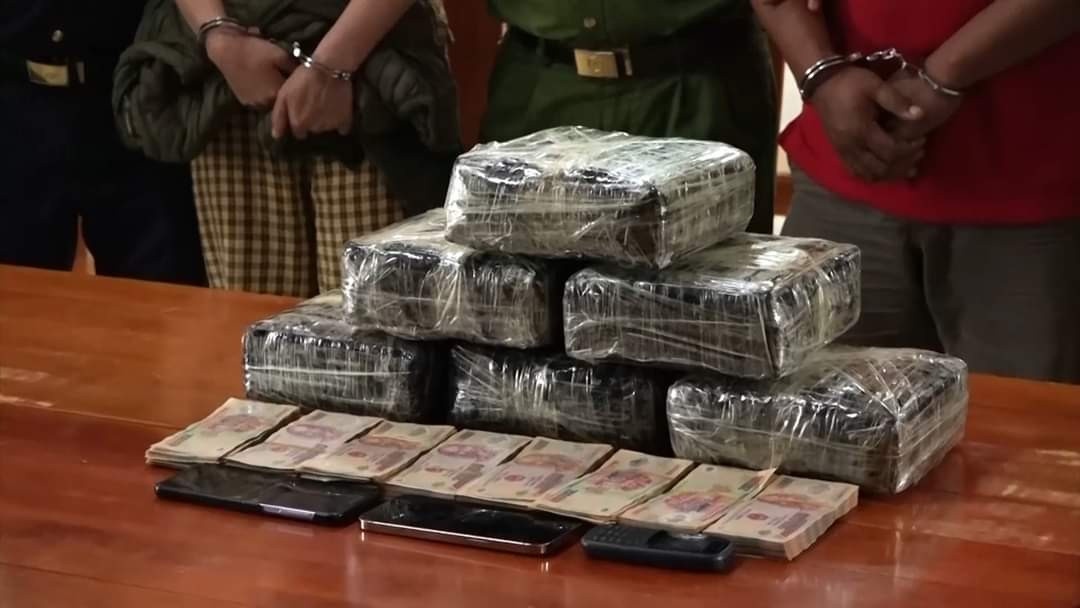 Bat qua tang 2 phu nu nhan 13 kg ma tuy tu tai xe nguoi Lao hinh anh