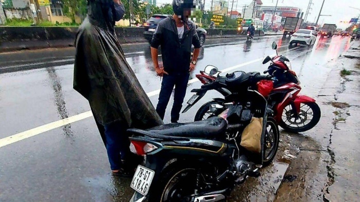 Bat giu nhom chuyen dan canh trom cuop tren duong o mien Tay hinh anh