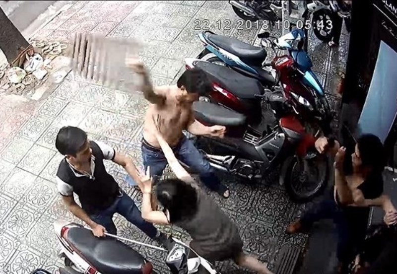 Nguoi dan ong bi hang xom danh nhap vien hinh anh