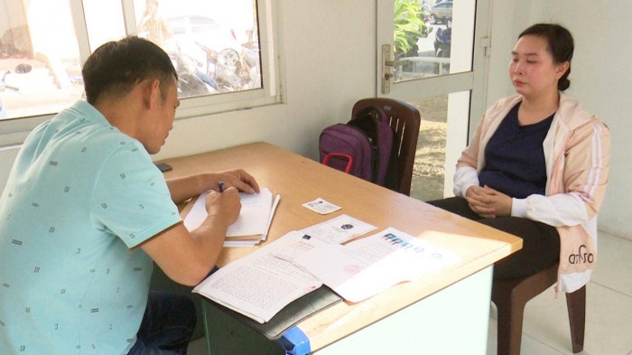 Nguoi phu nu lua dao 2 oto ra dau thu hinh anh