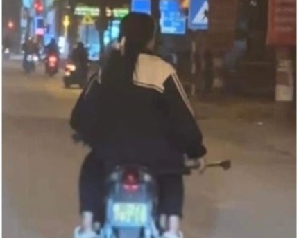 Nu sinh cam hung khi cung ban di danh nhau hinh anh