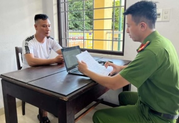 Bat giu nguoi dan ong cho vay lai nang hinh anh