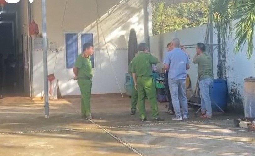 Chu nha nghi phat hien 2 vo chong chet trong phong hinh anh