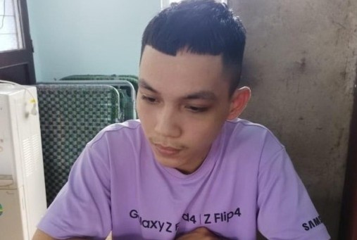 Ky thuat vien cuom 8 dien thoai iPhone dem the chap hinh anh