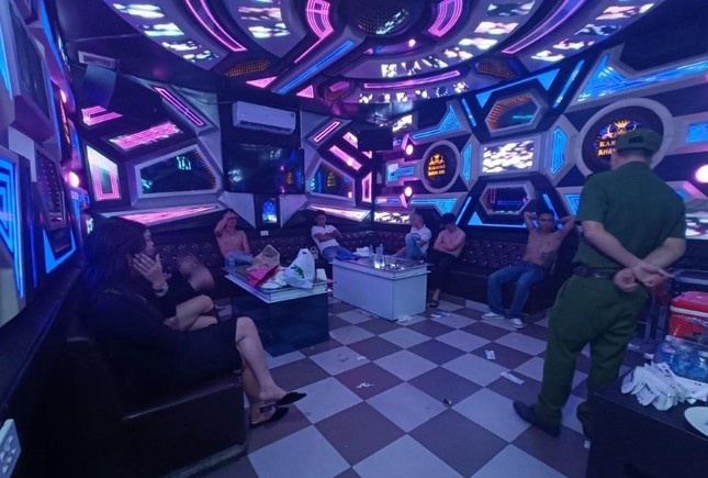 Bat qua tang 14 nguoi phe ma tuy trong quan karaoke hinh anh