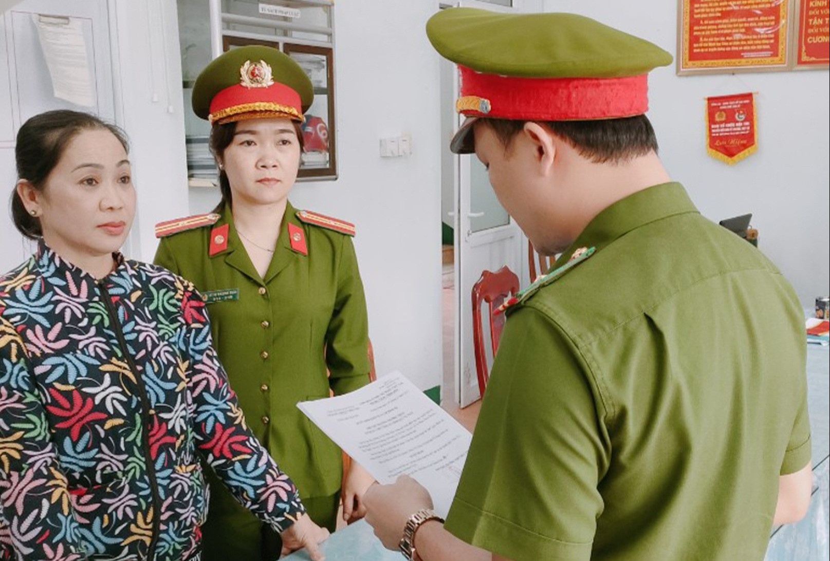 Nguoi phu nu chiem doat gan 4 ty dong de tieu xai hinh anh