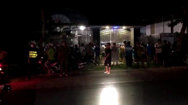 Em doat mang anh trai trong luc nhau hinh anh