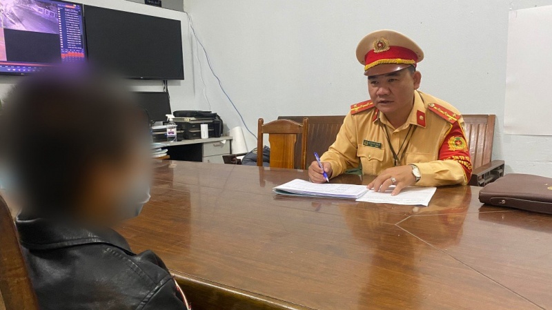 Thieu nien trom cap 99 xe may dem ban hinh anh