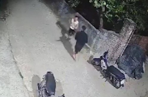 Bi nhac nho vi tieu bay, nam thanh nien rut dao dam chu nha hinh anh