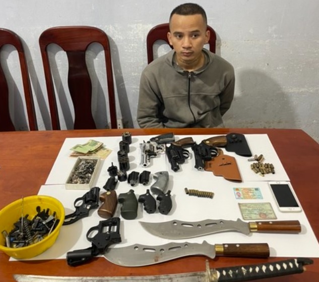 Bat giu nam thanh nien chuyen mua sung dan ve nang cap tinh sat thuong hinh anh