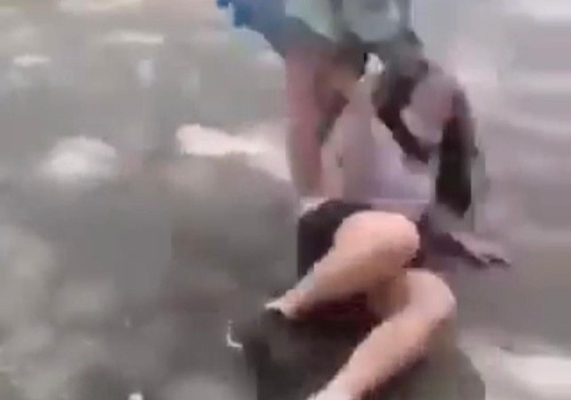 Nu sinh trung hoc o TP.HCM bi danh bam dap tren duong hinh anh