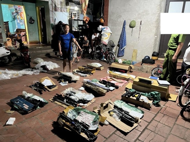 Khoi to nguoi tang tru kho sung PCP trong nha hinh anh