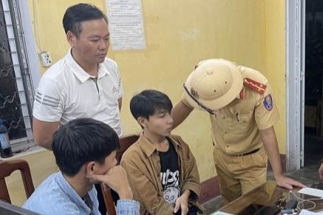 Bat giu thanh nien vi pham giao thong, giau 7 goi ma tuy tren nguoi hinh anh