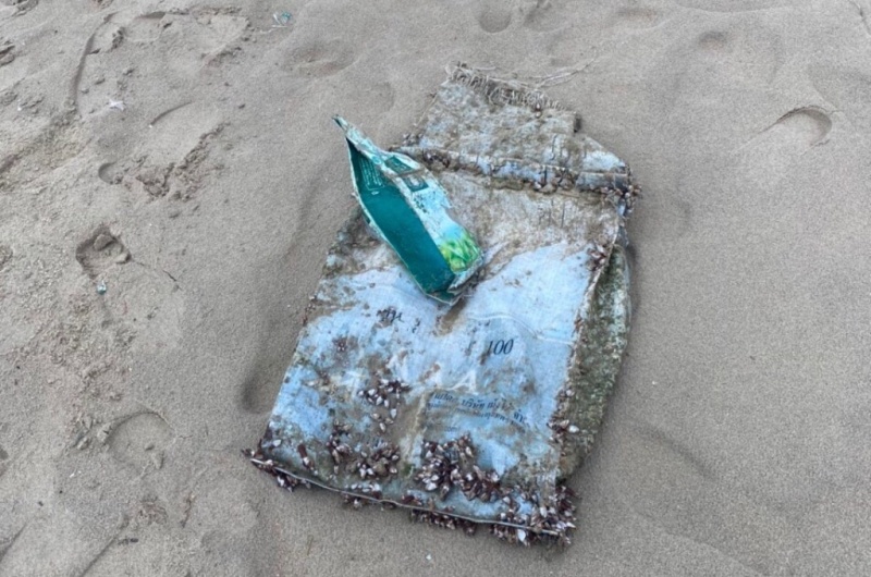 Phat hien 2 goi nylon nghi la ma tuy dat vao bo bien Da Nang hinh anh