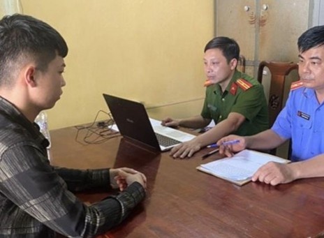 Khoi to tai xe oto tong 2 co gai o cay xang hinh anh