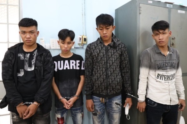 Bat giu 4 nguoi mang binh xit hoi cay cuop tai san cua nhieu phu nu hinh anh