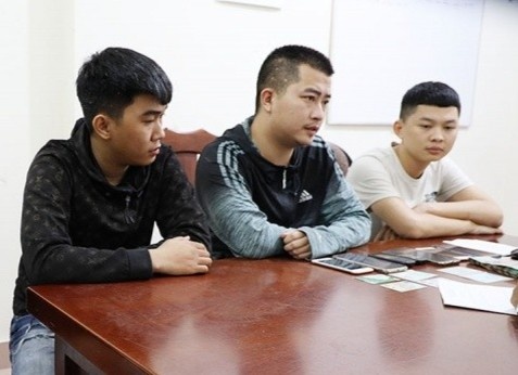 Pha bang nhom ep tiep vien nu vay lai nang hinh anh