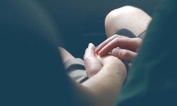 Cap bo voi phu nu co chong, thieu ta cong an bi de nghi giang chuc hinh anh