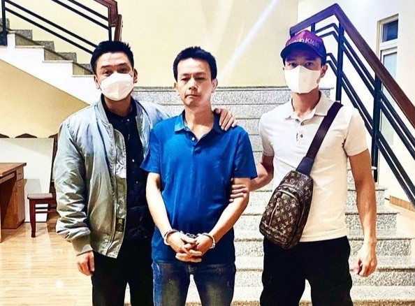 Nguoi tron truy na suot 17 nam bi phat giac tu chuyen la hinh anh