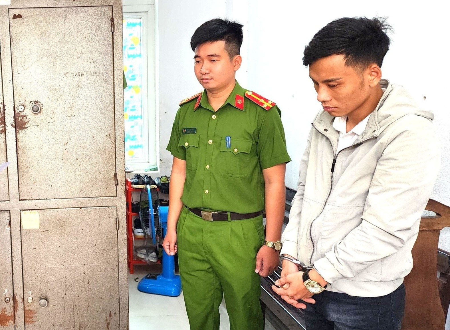 Quan karaoke dong cua, tat den de gan 60 khach su dung ma tuy hinh anh