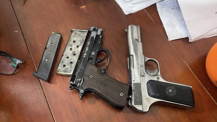 Bat qua tang 2 nguoi mang sung di doi no hinh anh