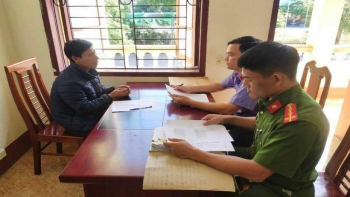 Vi sao dinh chi vu phu huynh mang dao vao truong bat hieu truong quy hinh anh