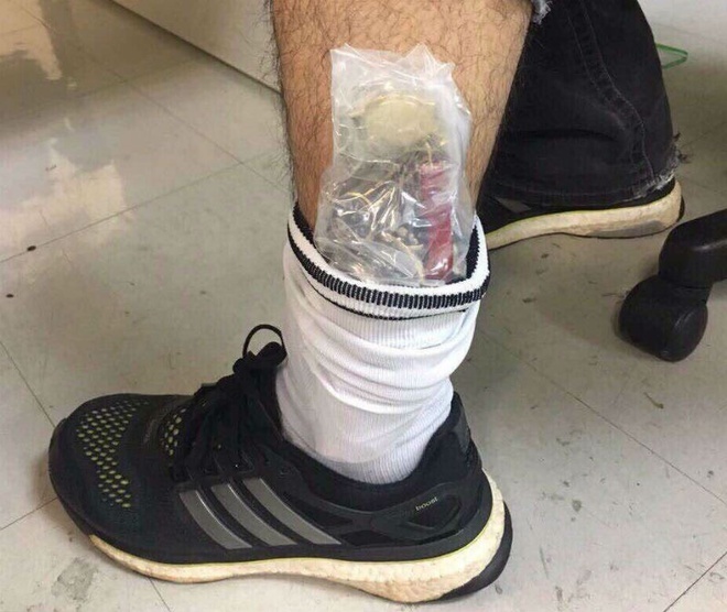 Nam hanh khach giau ma tuy o bap chan tai san bay Tan Son Nhat hinh anh