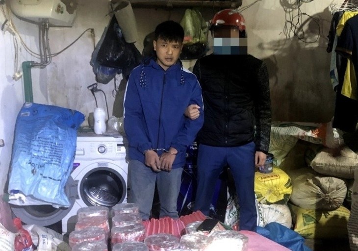Nguoi dan ong mo xuong san xuat phao no tai nha hinh anh