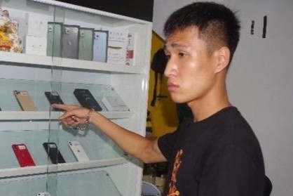 Dot nhap cua hang luc rang sang, lay trom 12 chiec dien thoai di dong hinh anh