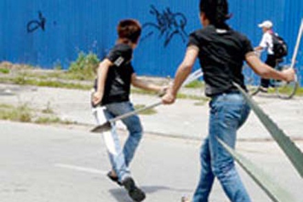 Anh chet, em ngoi tu ca doi vi tranh gianh dat hinh anh