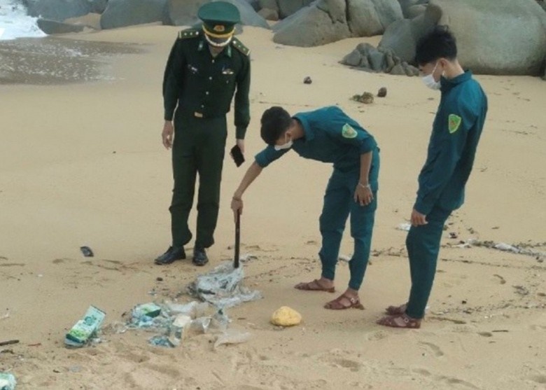 Bao tai nang 20 kg nghi ma tuy dat vao bo bien hinh anh