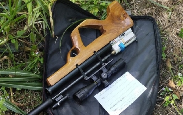 Truy tim nghi pham ban sung trung nguoi dan ong ngoi trong nha hinh anh