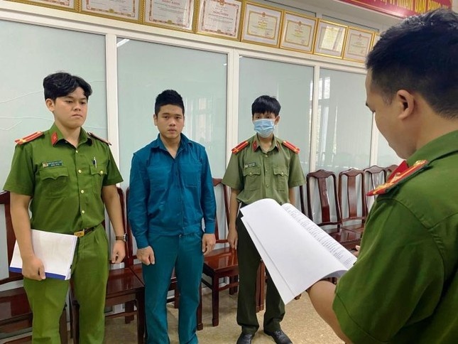 Chiếm đoạt tiền tỷ ảnh 1 Chiem doat tien ty anh 1