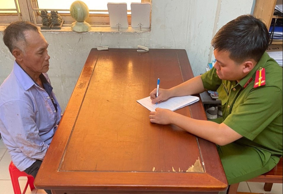 Nguoi dan ong dam dong nghiep tu vong truoc cong cong ty hinh anh