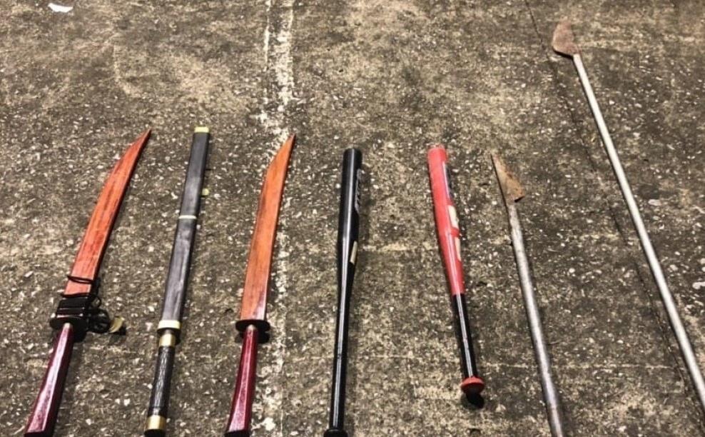 Bat giu nhom thanh nien cam hung khi gay nao loan tren duong hinh anh