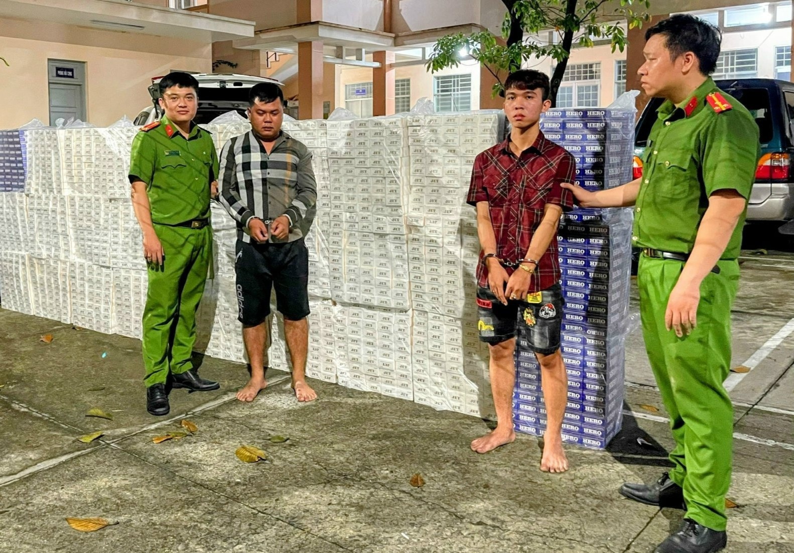 Tam giam 2 thanh nien van chuyen 15.000 bao thuoc la lau hinh anh