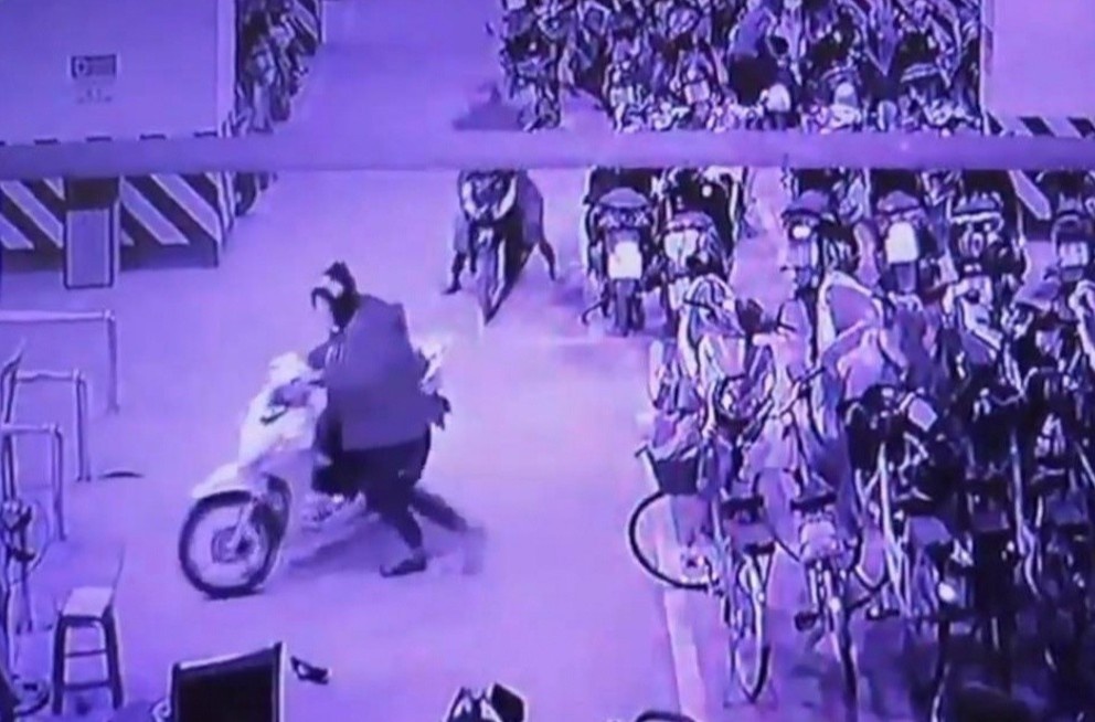 Dieu tra nhom bit mat vao tang ham chung cu trom 3 xe may Honda Vision hinh anh